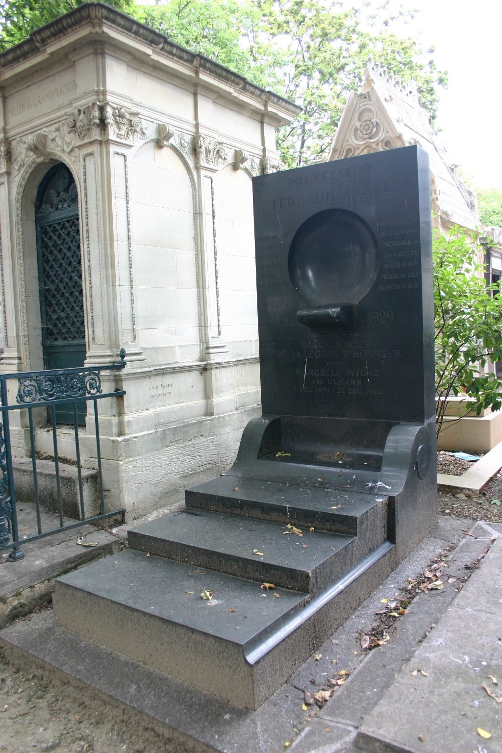 Fernand%20Widal%27s%20tomb%2C%20Montmartre%20Cemetery%2C%20Paris%20-%2002.JPG